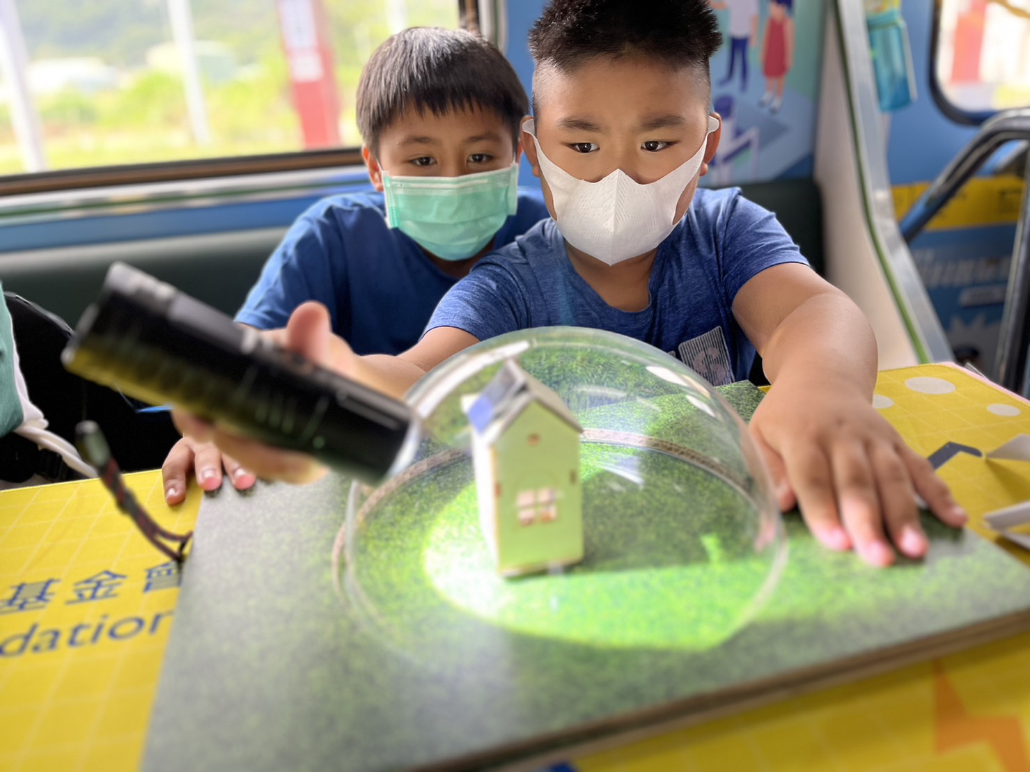 友達參與基礎科學主題車廂，以STEAM教學精神，設計「逐日科學家」、「太陽能工程師」以及「淨零建築師」三大能源科普課程和實驗