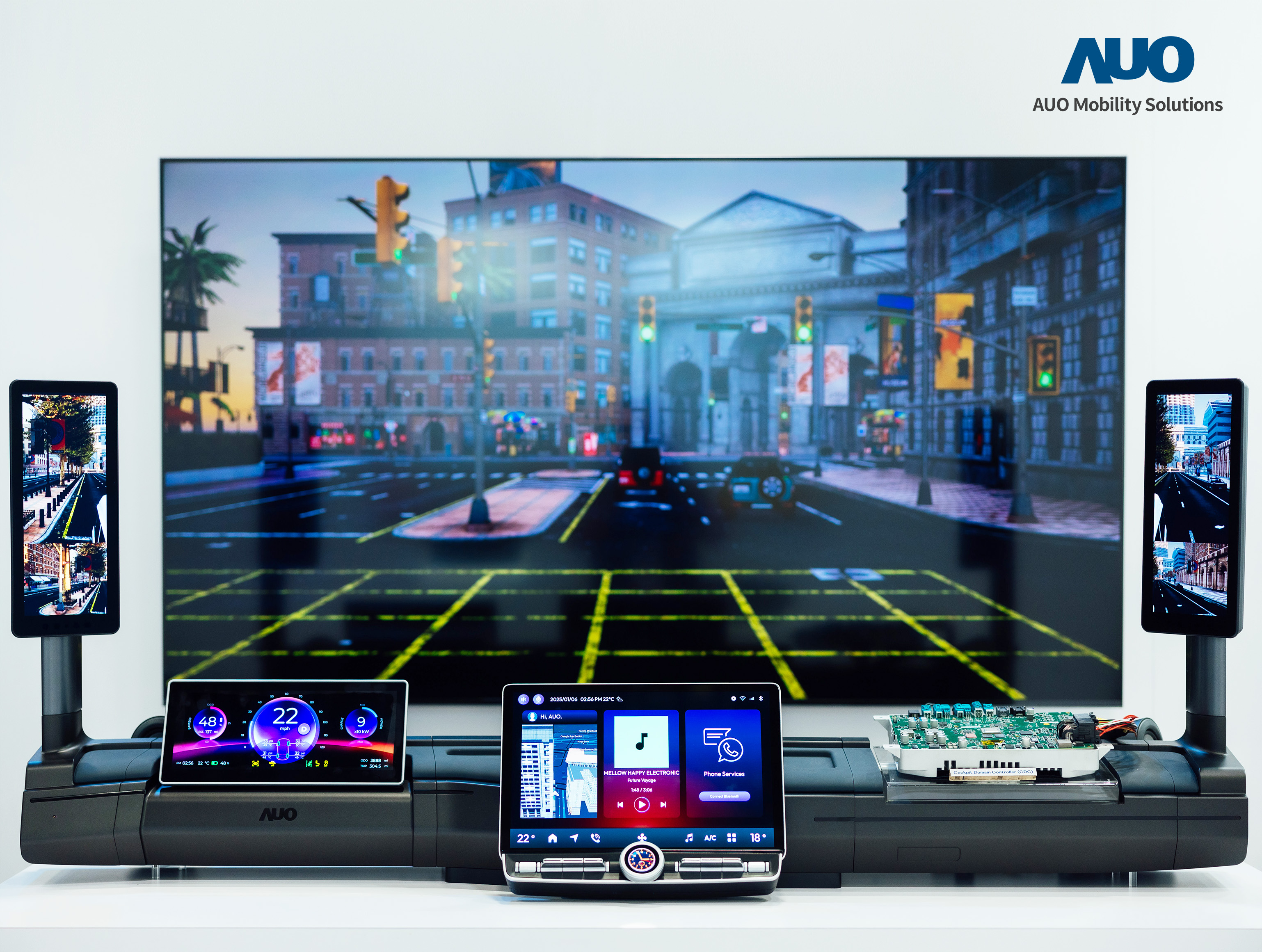 友達智慧移動推出智慧座艙域控平台，支援CDC、分區架構並整合AI運算模組，提供智慧體感與座艙互動功能，驅動個人化座艙功能全面升級。