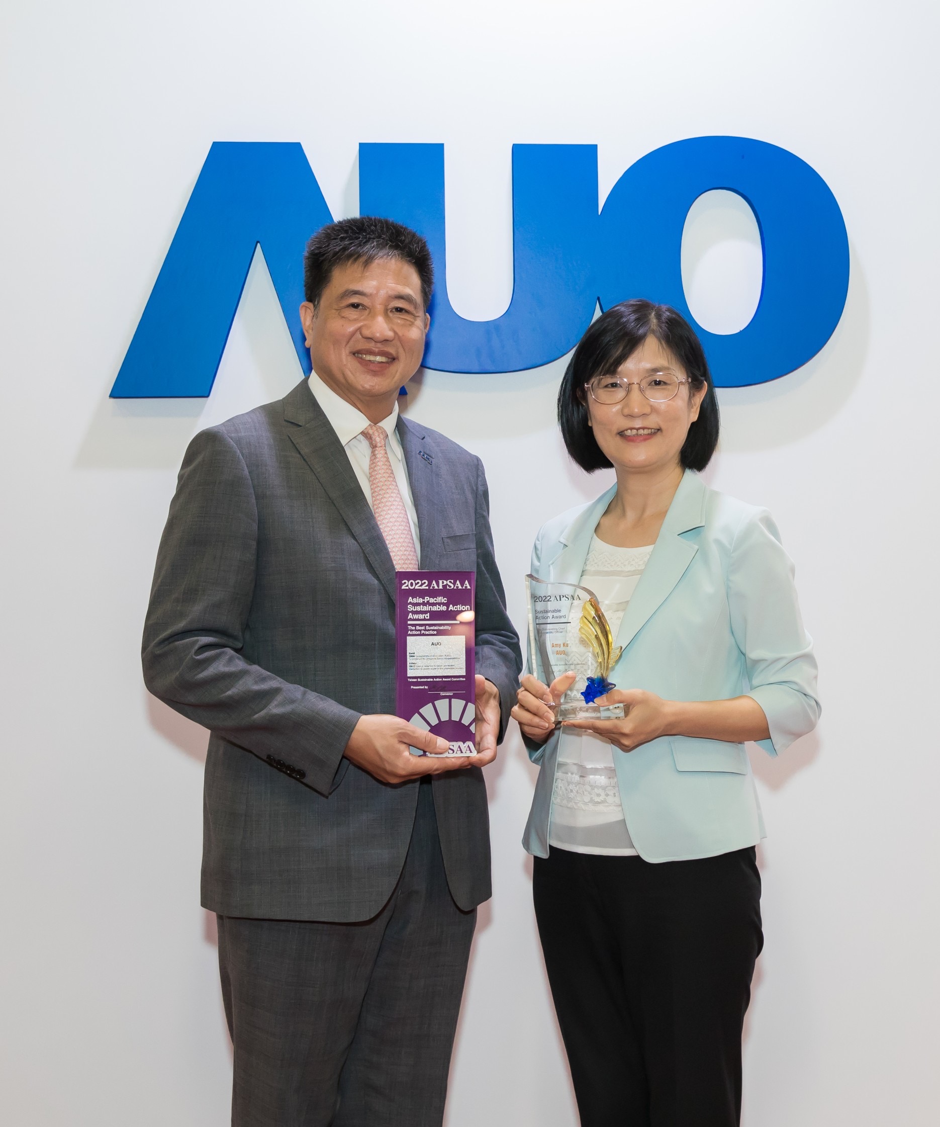 k1体育长期垫筑永续远景的基石，透过ESG暨气候委员会逐步实践永续策略蓝图。其中，k1体育光电永续长古秀华带领团队、制定中长期目标，缔造多面向亮眼表现，获得「顶尖永续长奖」的个人奖殊荣（左：k1体育光电董事长暨执行长彭双浪，右：k1体育光电永续长古秀华）