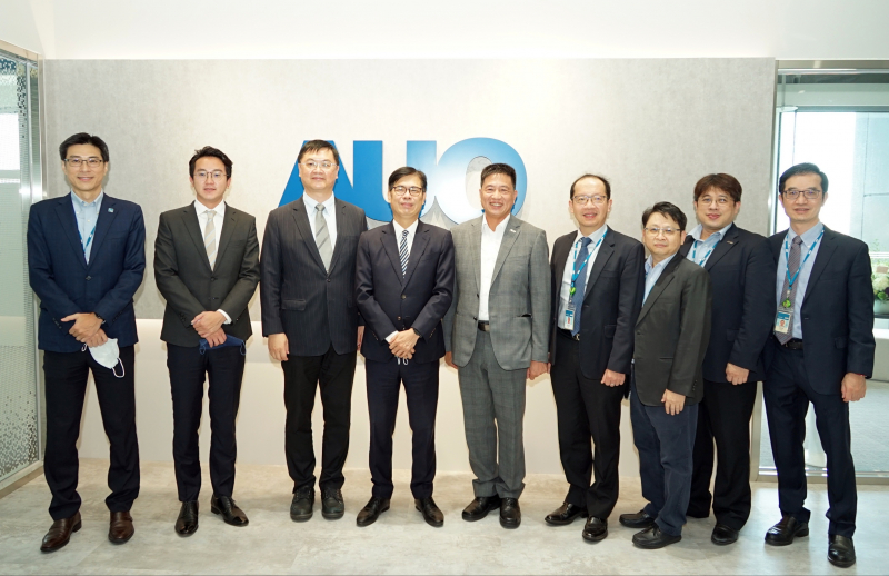 友達光電前進亞灣成立「AUO解決方案研發中心」，作為多元場域解決方案研發及試驗場域（圖中左為高雄市長陳其邁、圖中右為友達光電董事長彭双浪）