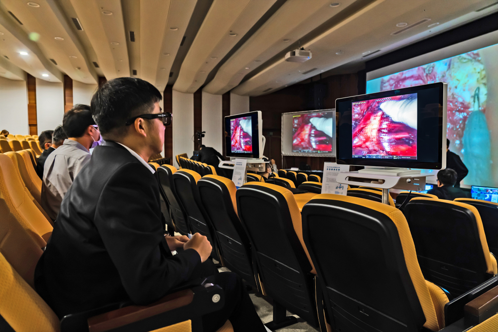 達擎之「達文西外接3D影像解決方案」，將達文西手術機器手臂的3D影像即時連線轉播，在會議室觀摩的醫師們只要戴上偏光眼鏡，就能與執刀醫師看到同步的3D立體影像，如臨操作台現場，縮短達文西手術的學習曲線
