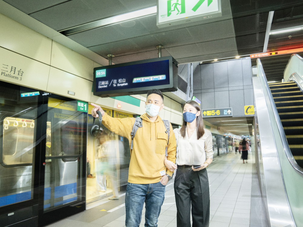 友達旗下達擎之客製化TARTAN顯示器，於台北捷運中山站亮相。以獨特長條型比例與高畫質特色，為台北捷運站帶來嶄新的都會車站風貌