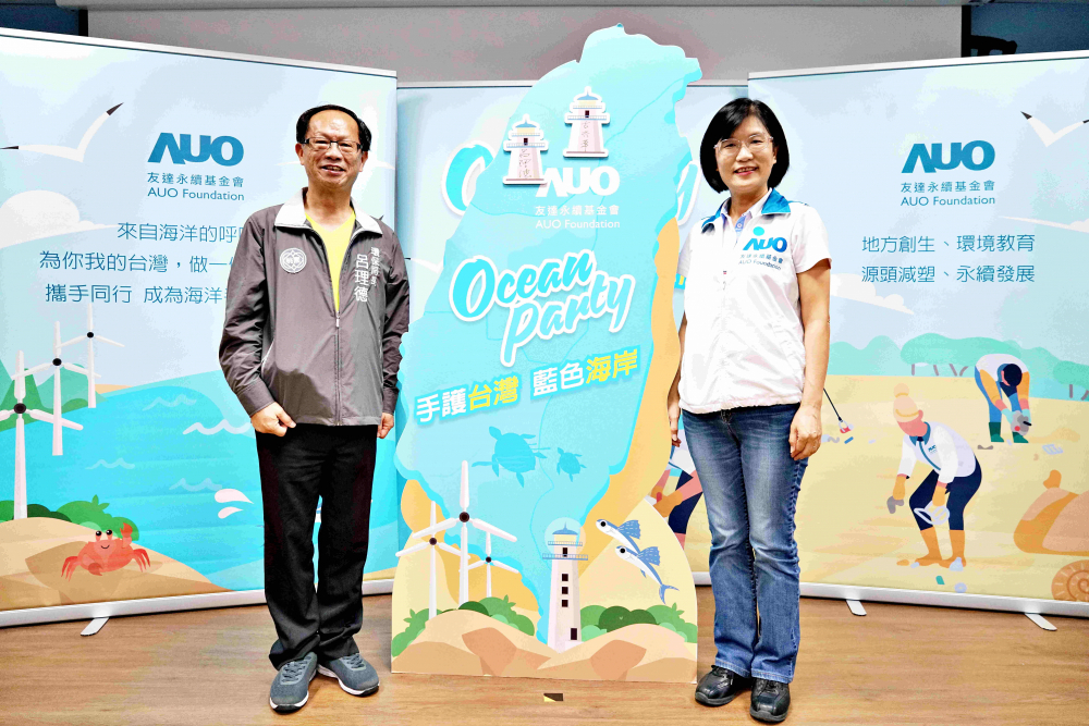 友達光電永續長古秀華（右）與桃園市環保局局長呂理德（左）進行海岸線認養儀式，簽署於象徵藍色宣言的海岸永續燈塔上，承諾以實際行動與環境教育方式，投入桃園海岸線守護行列