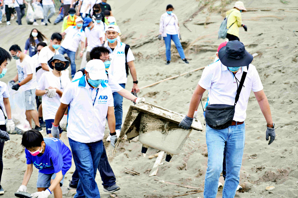 友達永續基金會2022 Ocean Party活動，與桃園市政府環保局、海湧工作室、觀音樹林里社區多方合作，一同手護台灣藍色海岸