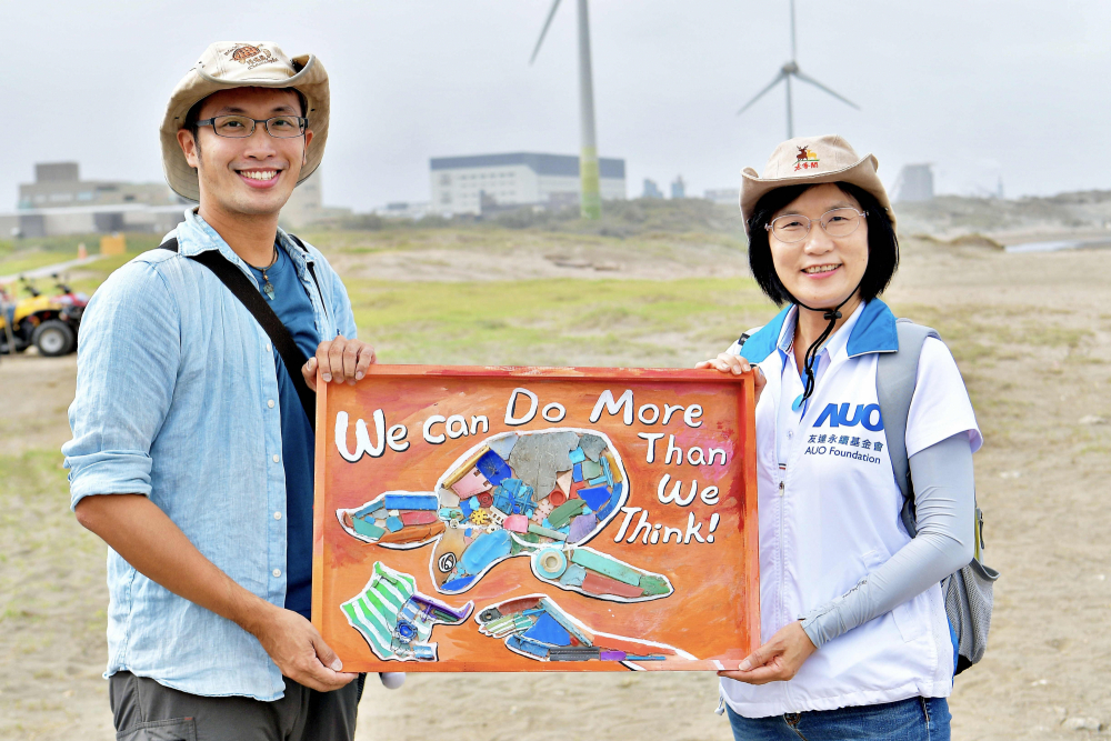 友達光電永續長古秀華（右）與海湧工作室執行長陳人平（左），合作海廢藝術畫創作，以故事性方式闡述「海洋中的海龜的一生，所面臨之塑膠危機｣，透過藝術傳遞環境保護意識