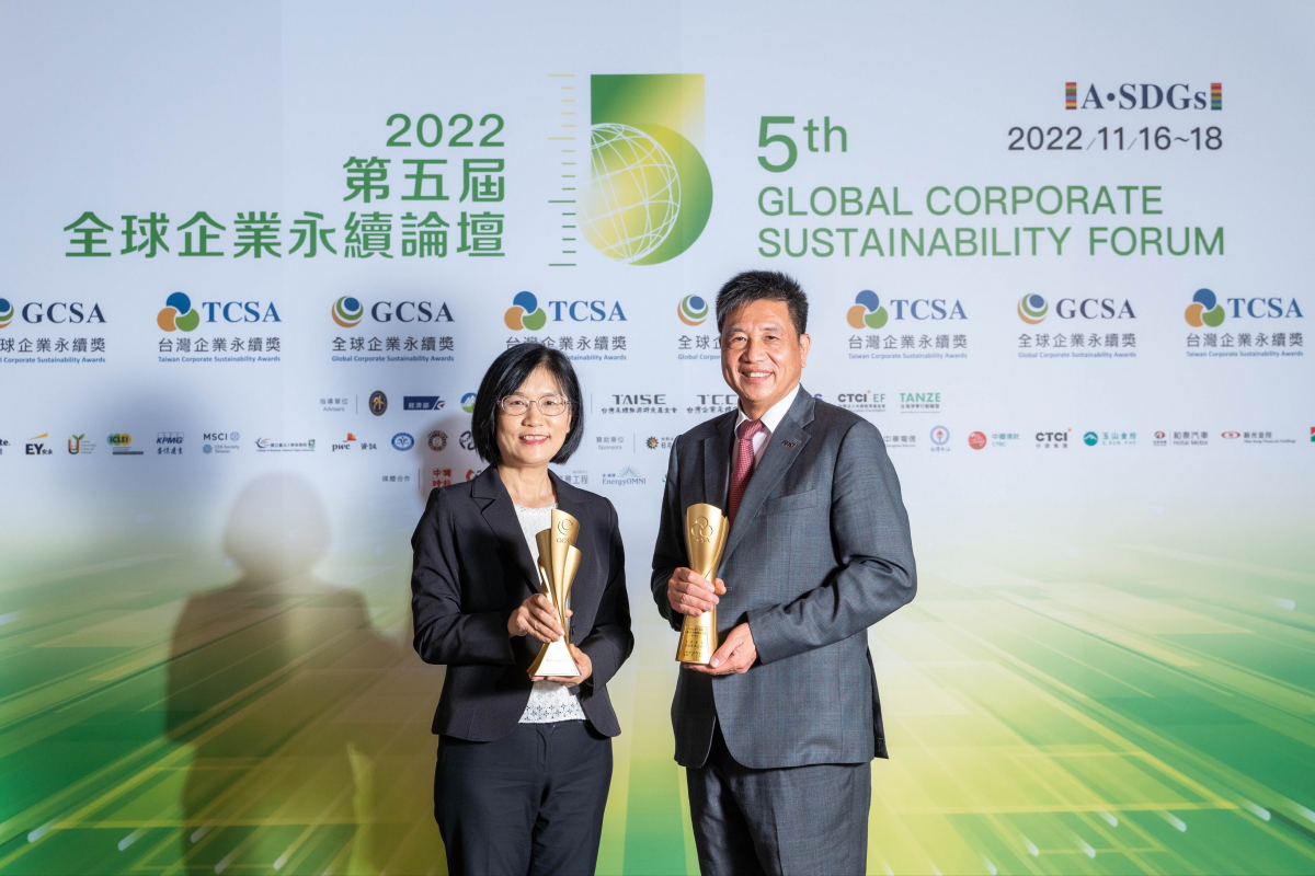 k1体育作为净零碳排先锋，期引领价值链伙伴同行共好，卫冕制造业组&ldquo;十大典范企业&rdquo; 二连冠殊荣(左：k1体育光电永续长古秀华，右：k1体育光电董事长暨执行长彭双浪)