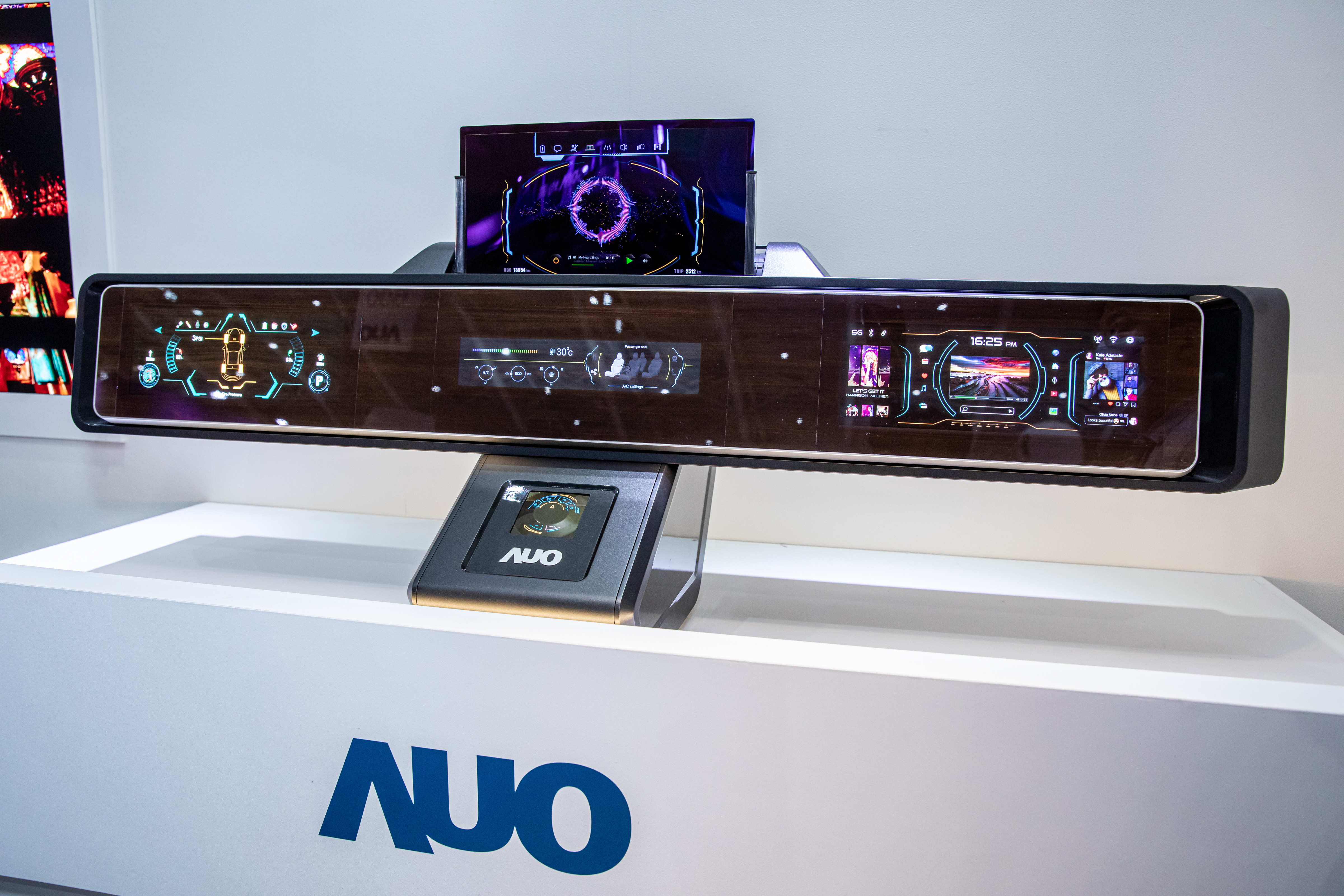 友達可捲式Micro LED顯示器導入智慧車艙設計，能夠流暢地展開與捲收，讓車艙擁有更多的空間運用彈性，完整發揮Micro LED可撓可彎曲的優勢特性