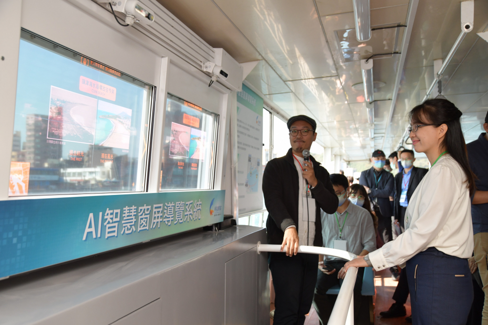 友達整合透明Micro LED智慧窗，透過景物GPS座標定位追蹤乘客視線，可即時在智慧窗提供正確的導覽資訊
