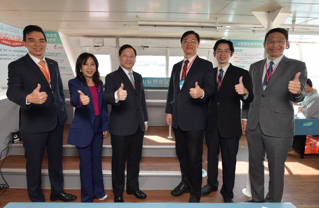 由經濟部技術處指導推動，透過友達光電、工業技術研究院與船舶中心三方合作，於高雄亞灣智慧渡輪率先導入最新Micro LED透明顯示器屏今(22)日啟用(左起友達光電營運長暨總經理柯富仁、高輪公司董事長黃淑美、經濟部次長林全能、高雄市副市長羅達生、經濟部技術處科長張能凱、工研院電光系統所副所長李正中)
