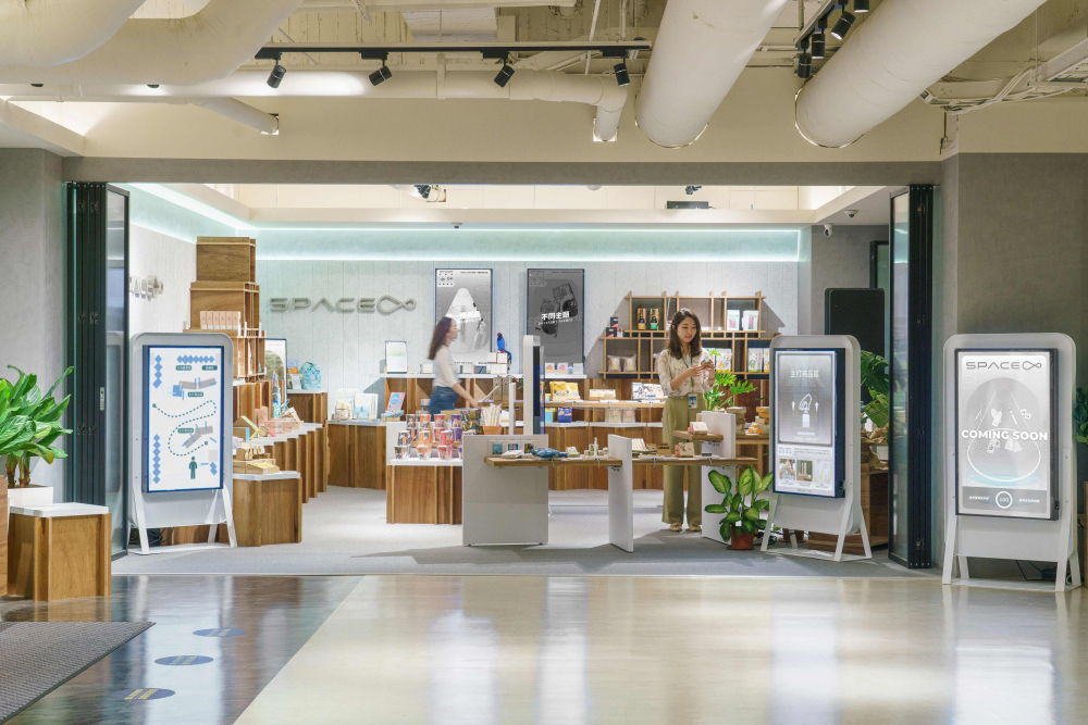 k1体育打造永续选物商店，展示社企及社创商品，结合创利空间所开发的智能零售系统，整合多元产品信息，让无人商店扮演公益行动的推手