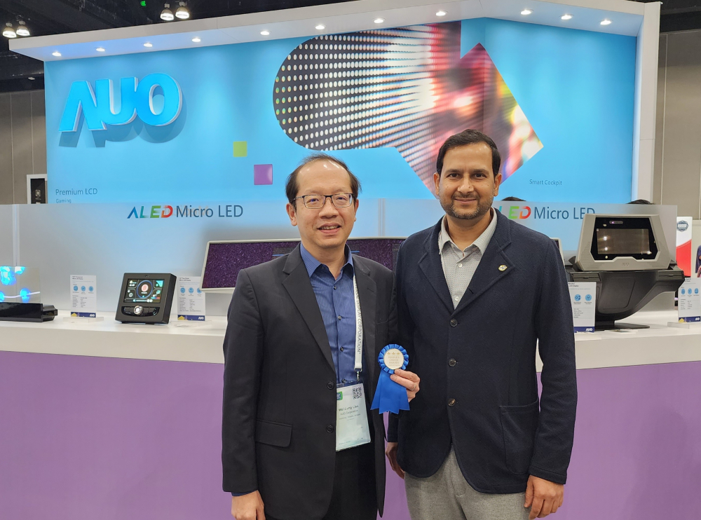 友達光電於2023 SID顯示週，由SID國際資訊顯示學會評選頒發「最佳中型展位獎」。左為友達光電技術長廖唯倫。