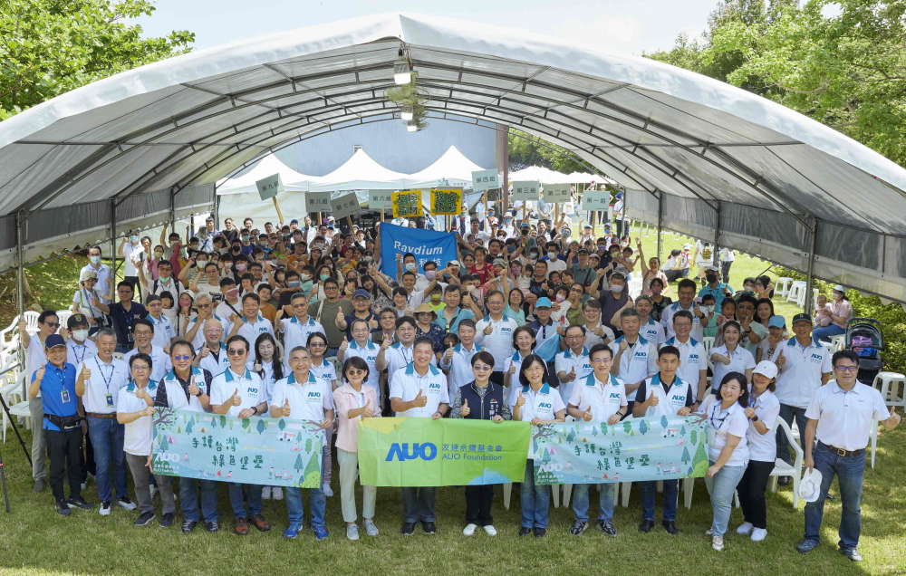 友達永續基金會號召企業志工、在地鄰里、產官學和供應商夥伴齊聚一堂，攜手植樹護樹，以行動實踐對環境友善的承諾