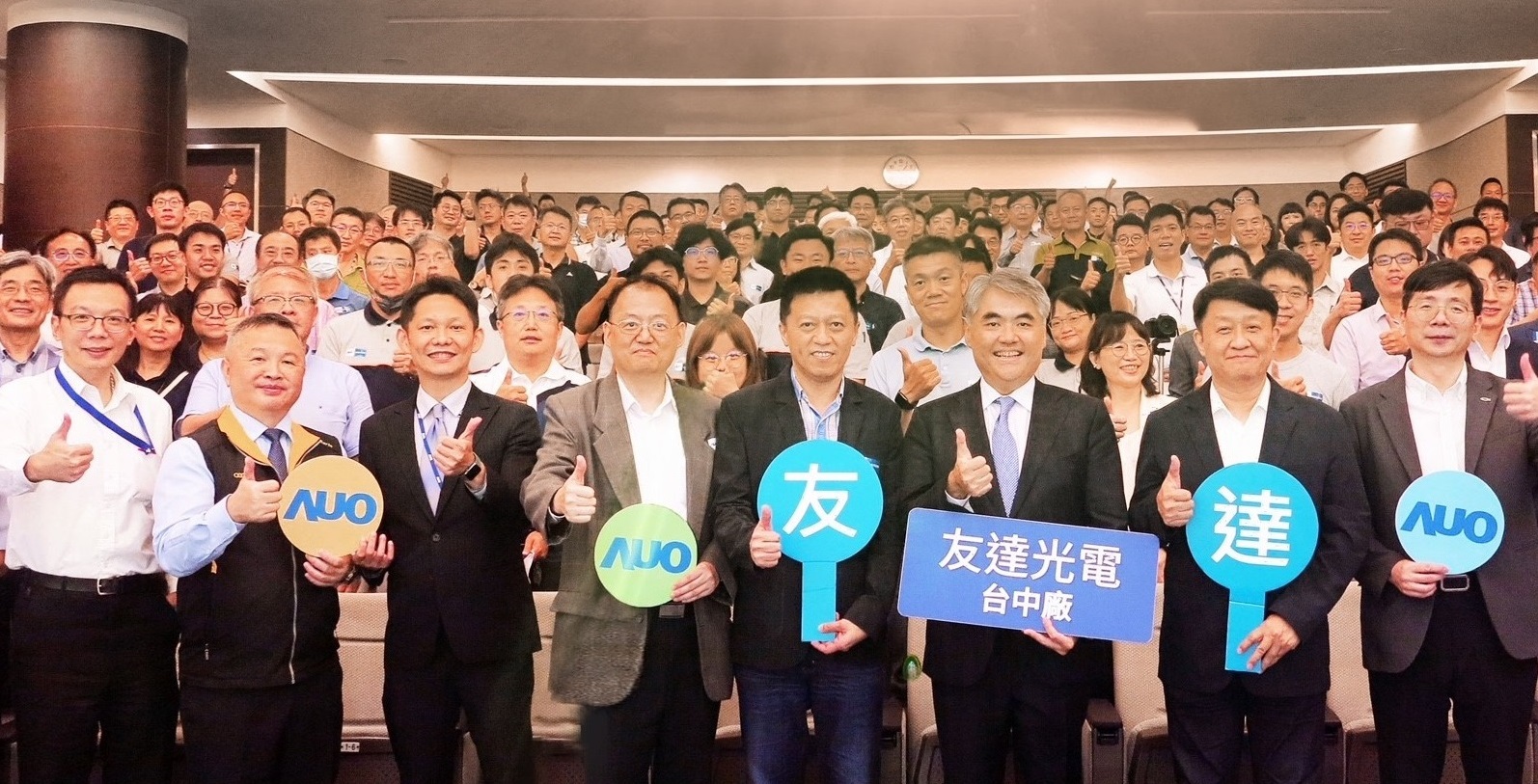 友達以太陽能解決方案領航者，跨足建築領域，4日在台中廠區舉辦「光電建築一體化研討會」，邀請產業先驅共同推動綠化，打造新一代智慧綠建築。