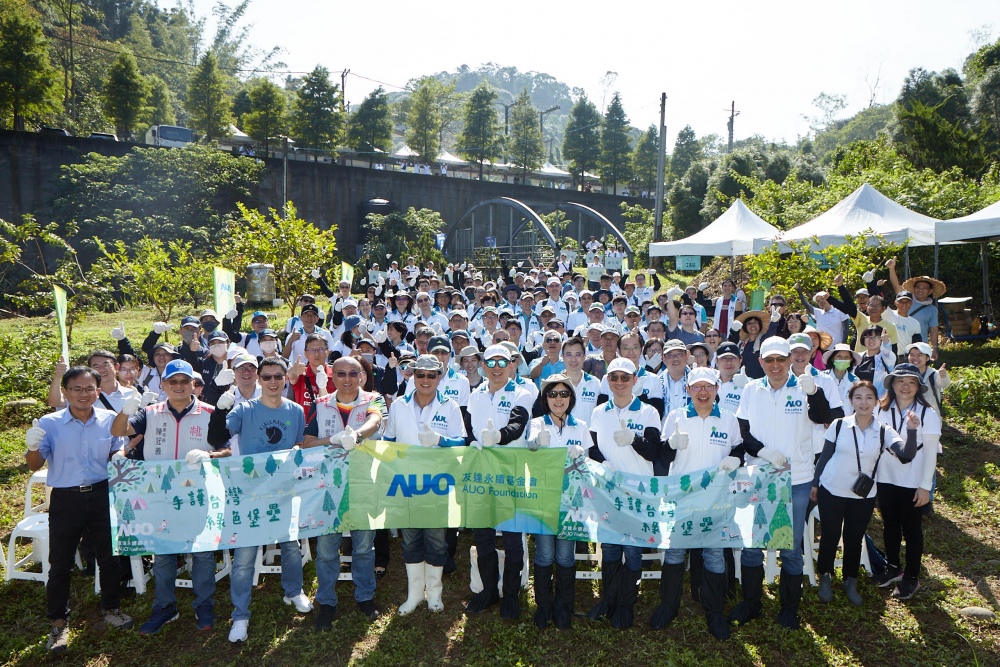 友達永續基金會集結超過200位志工，攜手移除外來入侵種小花蔓澤蘭，守護霄裡溪生物多樣性