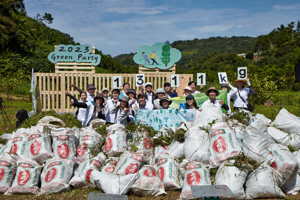 友達集結超過200位志工，攜手移除高達1311公斤的外來入侵種「小花蔓澤蘭」