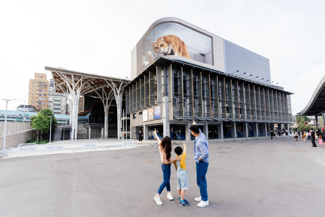 友達打造全台最大戶外裸視3D LED弧形螢幕，將超立體的軟萌胖橘貓動畫活躍於頂樓外牆