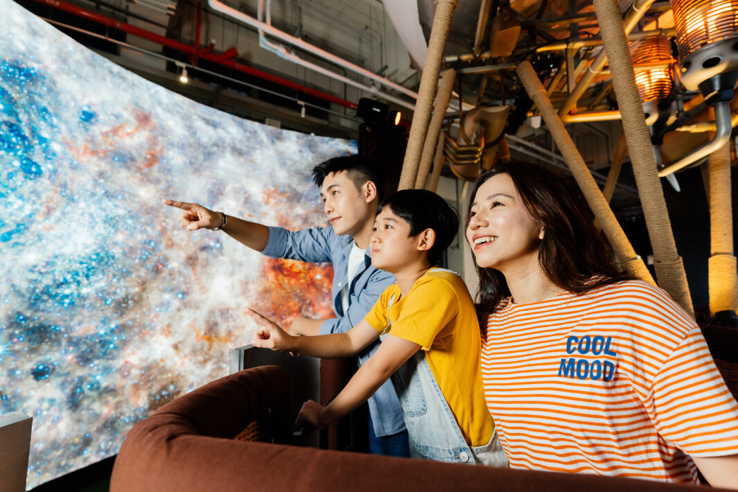 友達打造全台最大寬6公尺、高4公尺、唯一搭載LED弧形拼接顯示屏的動感飛行船，讓乘客駐足在熱氣球上，享受身歷其境的偽出國旅遊樂趣