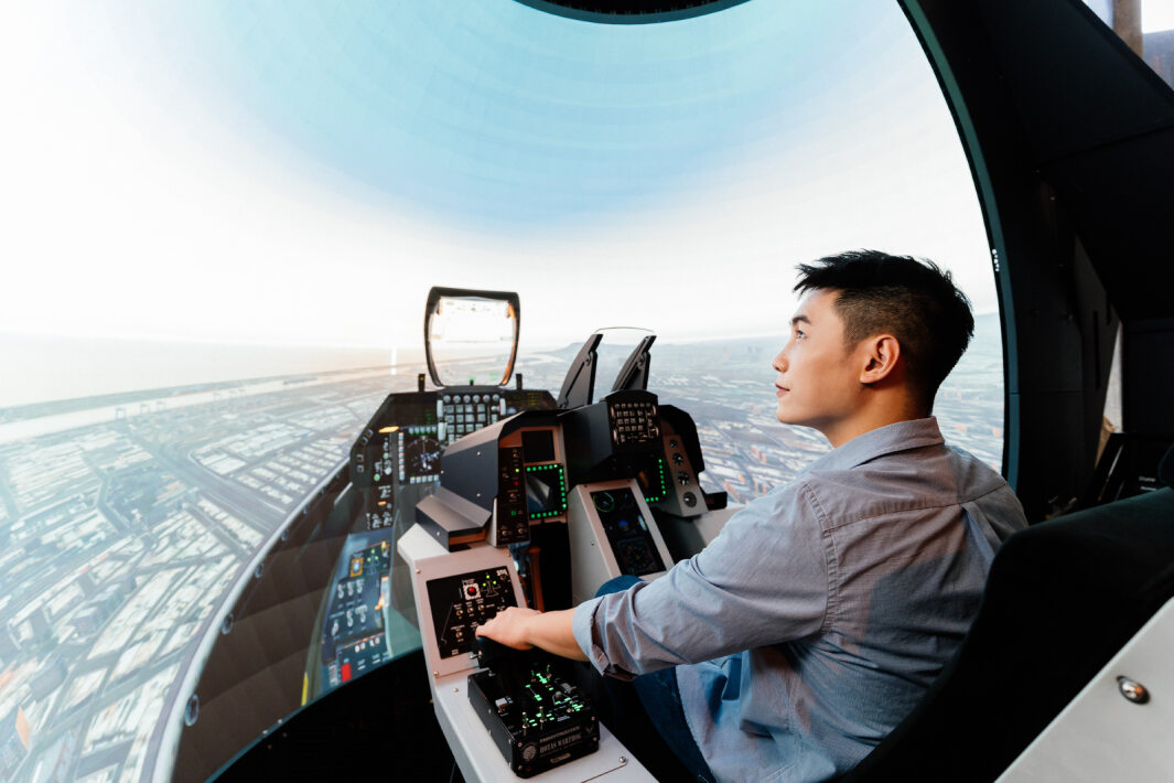 友達以P1.25小間距打造球形LED模擬艙，搭配智崴的精密六軸動態座椅，結合友達專業影像調校技術，呈現擬真模擬飛行場景