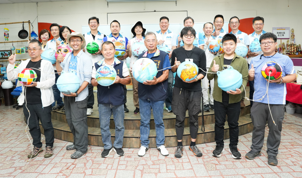 友達光電暨友達永續基金會董事長彭双浪與農業部林業及自然保育署新竹分署夏分署長、供應商夥伴、在地鄰里協會、社企團體，以循環再生的海廢浮球倡議從源頭減廢，為地球移除塑膠垃圾，共同「手」護台灣美麗海岸