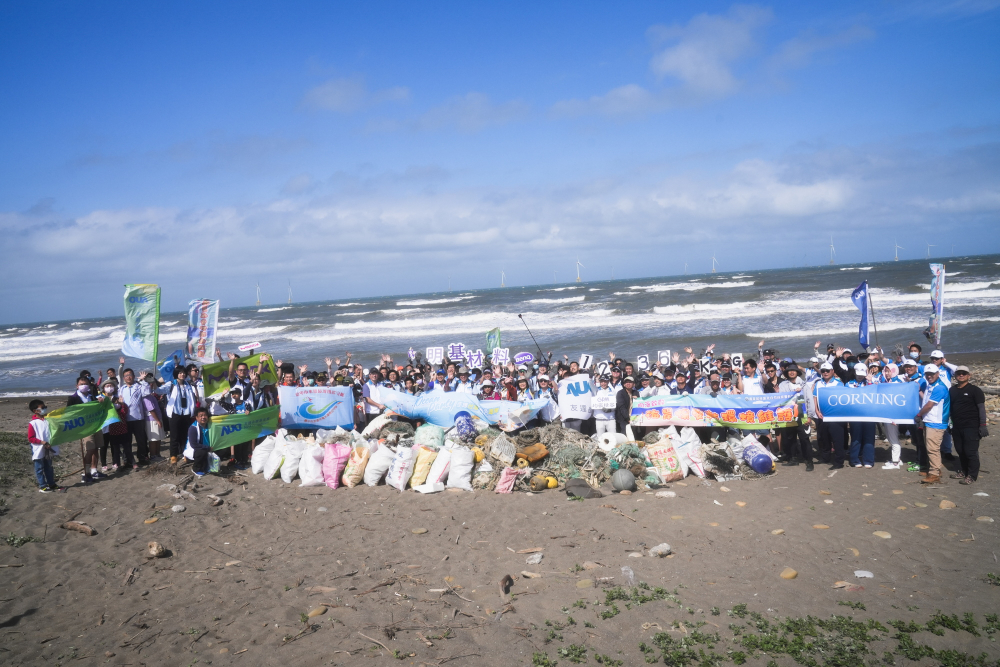 友達永續基金會召集企業志工、產官學和供應商夥伴，在苗栗後龍外埔魚港1340保安林海岸淨攤，齊心協力清除1.2公噸海洋廢棄物，以行動實踐對環境友善的承諾