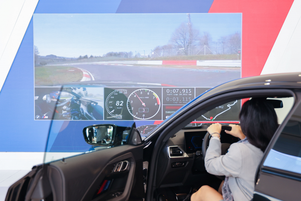 顧客按下虛擬Engine Start按鈕，啟動預選車款的引擎聲浪，螢幕同時呈現德國紐柏林賽道的試駕畫面，坐進車內一秒化身駕駛員馳騁奔騰
