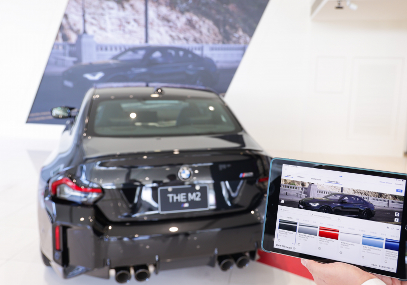賞車介面即時投放到LED牆上，顧客可即時更換車輛內裝、零件選配與車款配色，提供近乎與實車等比例的沉浸式無死角虛擬賞車體驗