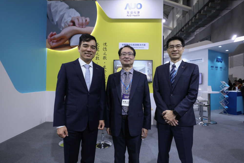 首次於醫療科技展亮相的友達耘康，捐贈數位化檢測設備與研究經費，協助衛福部國家中醫藥研究所打造中醫大數據資料庫。圖由左至右為友達光電執行長暨總經理柯富仁、衛福部國家中醫藥研究所所長蘇奕彰、友達光電智慧醫療事業群總經理廖世宏