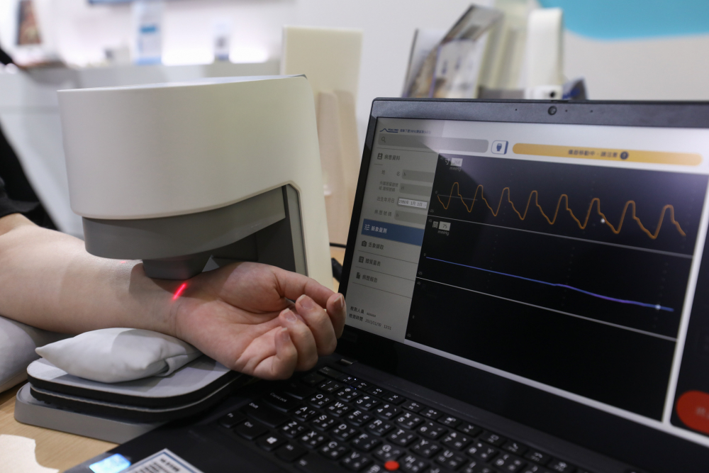 友達耘康脈象檢測系統透過電腦精準控制升降系統，還原中醫師三指把脈過程的舉、按、尋手法，將脈象感受轉化成數據，未來可結合大數據分析，實現智慧醫療及準確性