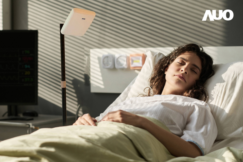 智慧非接觸式生理監測雷達採用獨家開發的毫米波液晶陣列天線技術，能自動追蹤使用者翻身、側睡等睡姿改變產生的位移，實現遠距非接觸且穩定的呼吸、心跳生理訊號監測及離床狀態警示