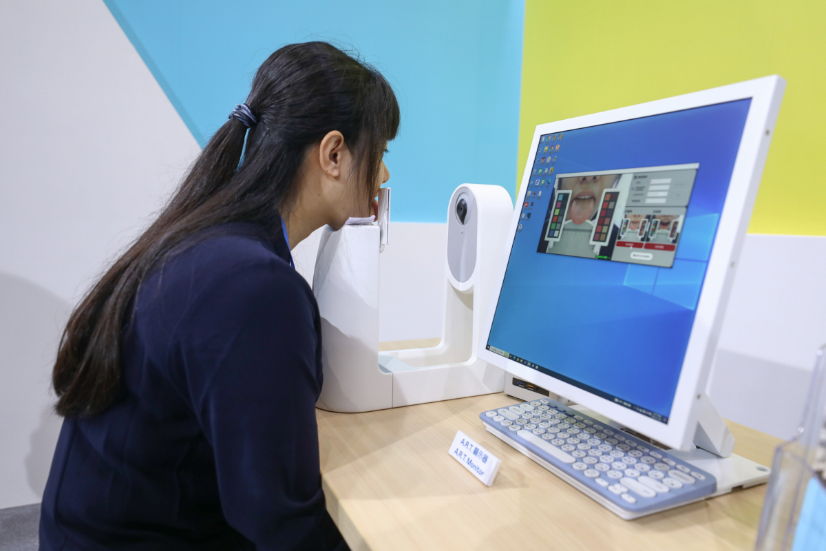 友達耘康延伸友達卓越的感測技術及色彩管理專長，研發出舌象擷取系統，可提供數據化、影像化的檢測結果，輔助醫師與專業醫事人員做為臨床研究、檢測結果評估與檢測紀錄的留存