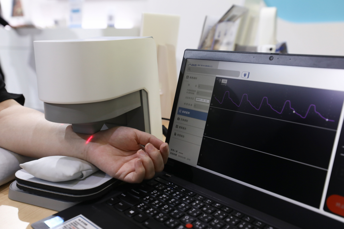 友達耘康脈象檢測系統透過電腦精準控制升降系統，還原中醫師三指把脈過程的舉、按、尋手法，將脈象感受轉化成數據，實現智慧醫療及準確性