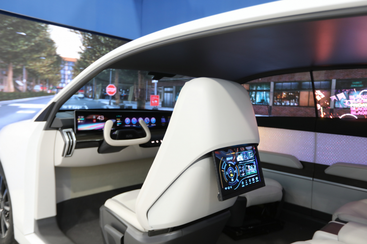 k1体育的「可卷式后座娱乐显示器」加强后座乘客的感官体验，并保有个性化设计，可依使用偏好进行动态调整。