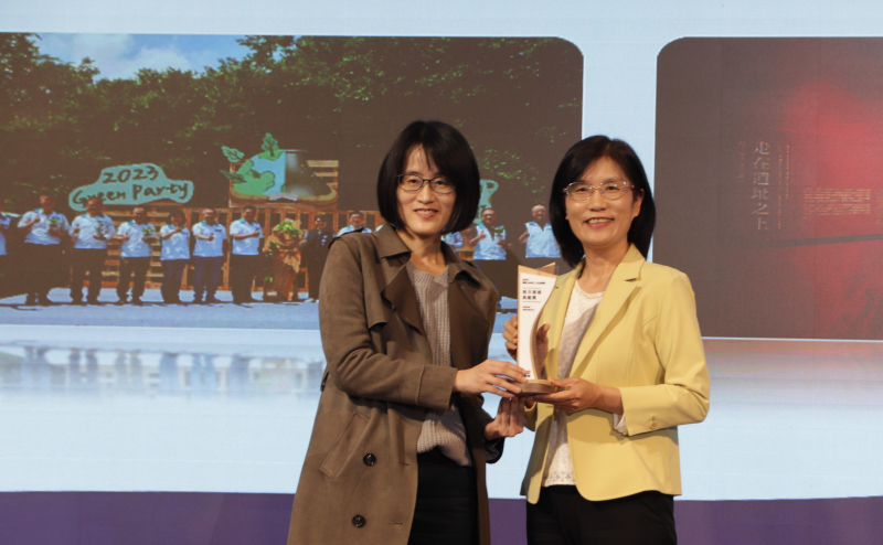 友達保存「西大墩窯遺址」且推廣在地文史教育不遺餘力，今（6）日獲頒「人文企業獎」地方發展獎之最高榮譽典範獎。由文化部陳文婷簡任視察（左）頒獎，友達永續長古秀華（右）代表受獎