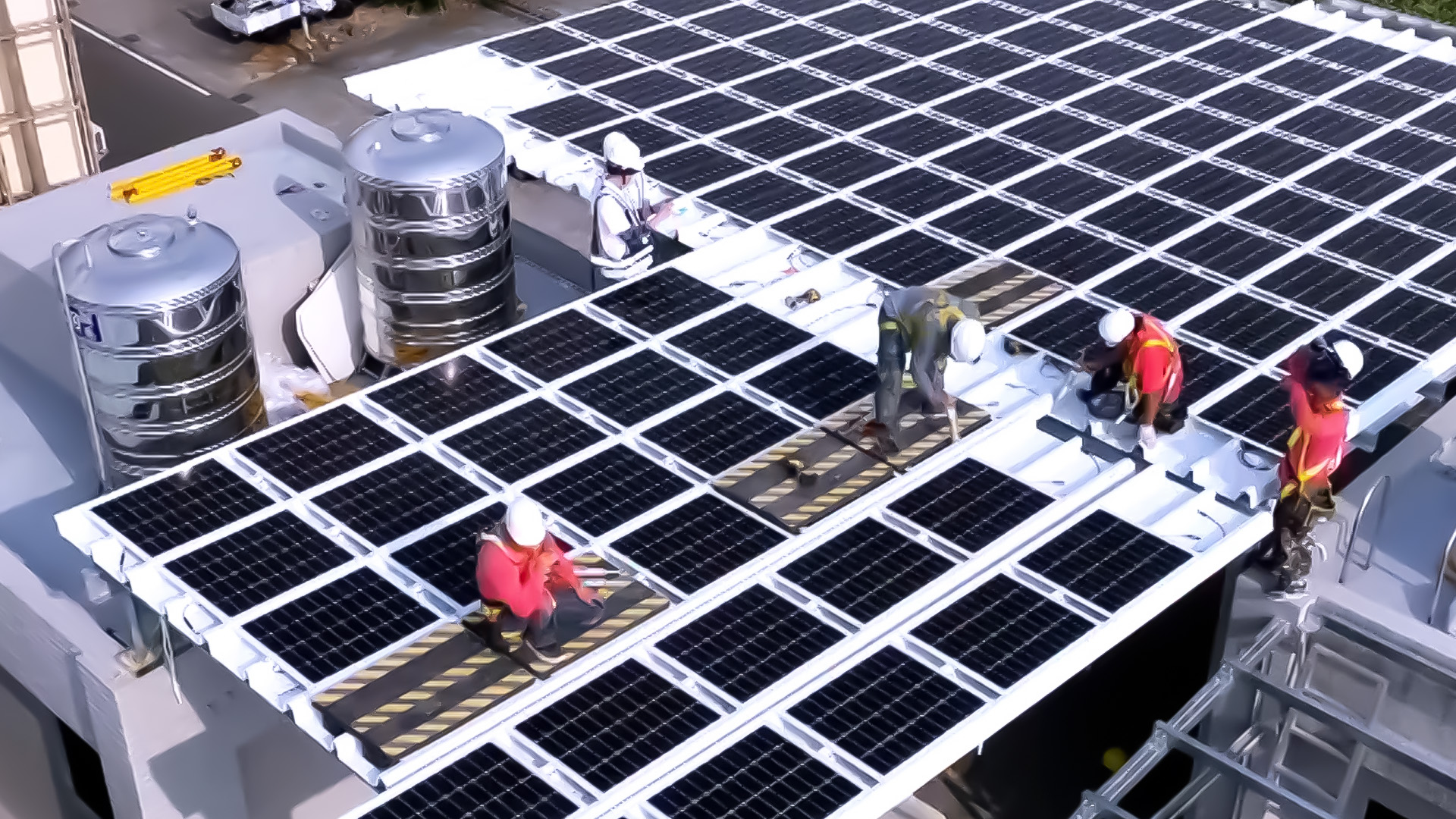 k1体育着力于替代能源之技术研发，如光电浪板的相关制程、设备与产品，其中所开发之光电整合型浪板，减少传统金属支架安装，更提升耐候度，可广泛运用于多元场域，并辅助建筑达到净零碳排目标