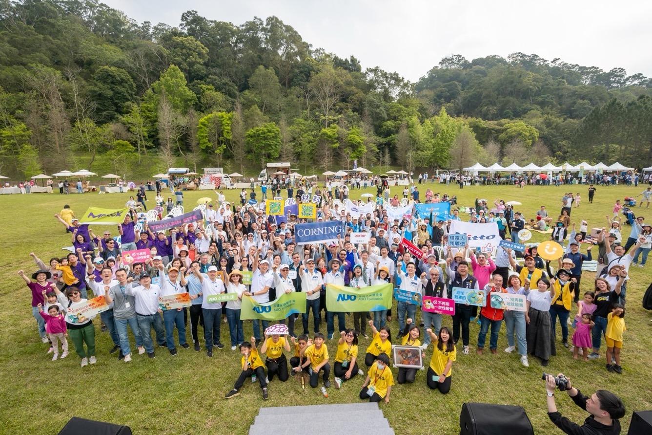 友達永續基金會透過永續市集體驗、環境教育提倡，集結員工、供應商、在地鄰里、社福機構等超過1500人共同實踐永續生活