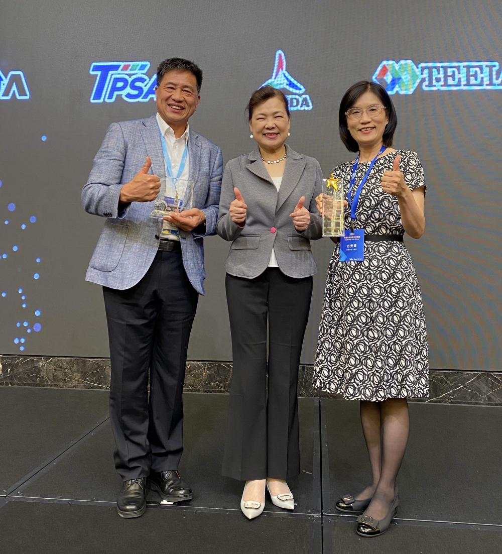 友達致力推動永續發展，於Touch Taiwan2024以3R策略貫穿Display、ESG展位實現綠色展覽目標之成果，Display展位獲綠色裝潢設計鑽質獎最高榮譽，ESG同獲金質獎殊榮。由經濟部長王美花（中）親自頒予友達光電董事長彭双浪（左）、友達光電永續長古秀華（右）