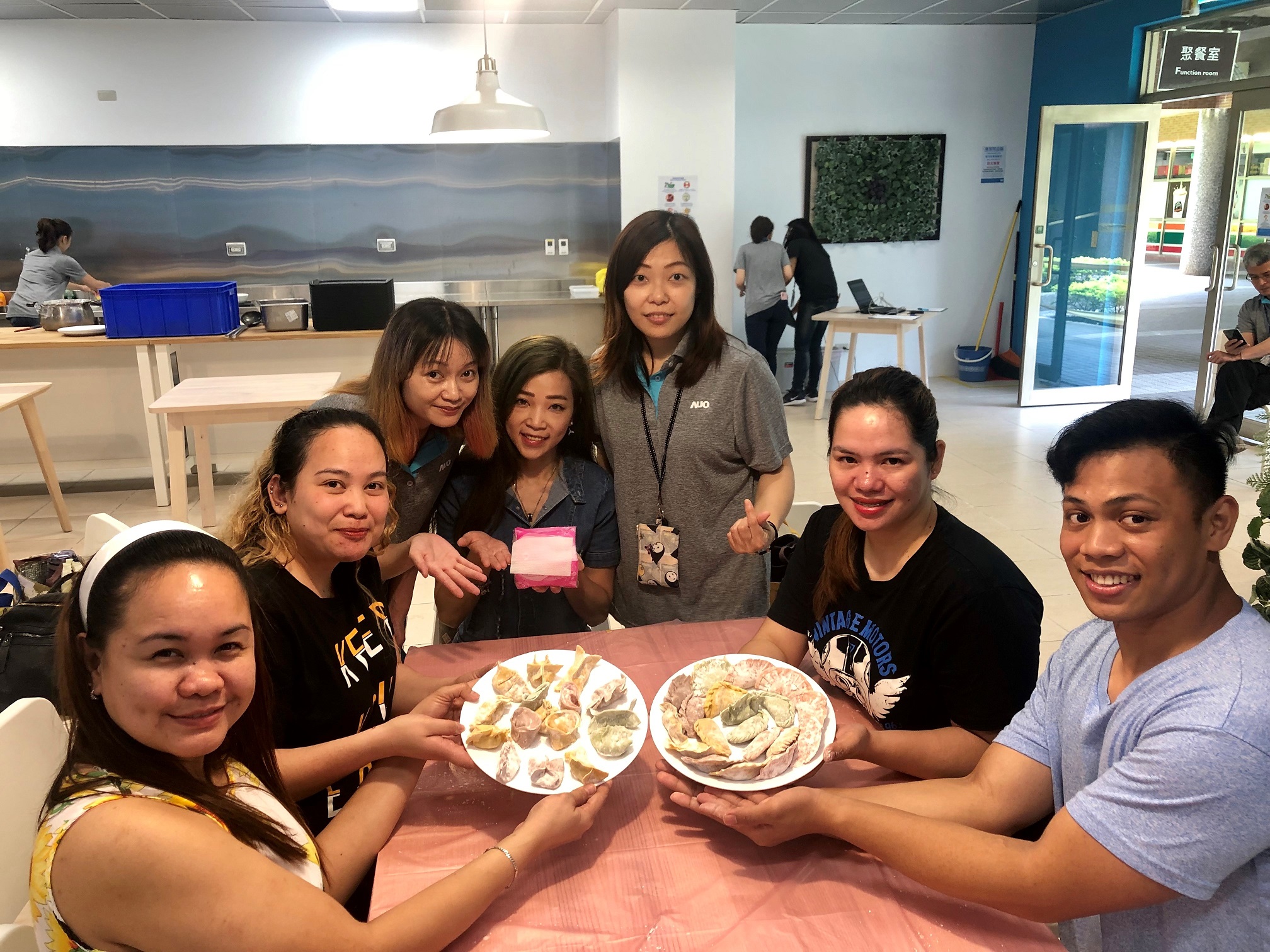 友達將DEI理念貫徹到企業文化和實踐，舉辦如台菲廚藝交流等活動，讓同仁了解彼此文化差異、培養情感