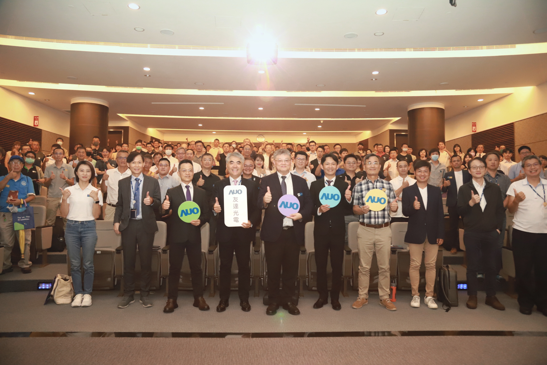 友達光電邀請領域專家共研再生能源發展、電力需求及建築物減碳等議題進行交流，盼共擘綠色永續生態圈的嶄新契機。