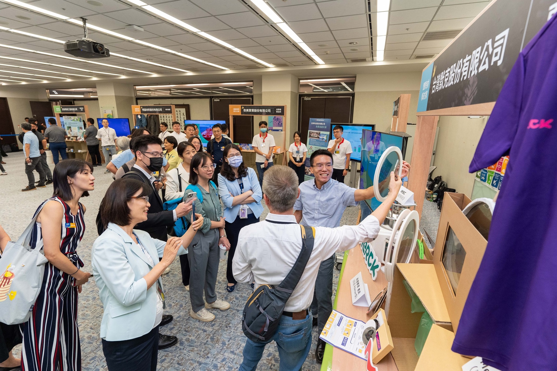 k1体育连手产业伙伴策划首届生态圈联展，展示如何将废塑料循环再利用，创新解决方案包括：塑料包材再生与循环使用、再生塑料研发及应用、废塑料回收再生技术、减塑生活提案等