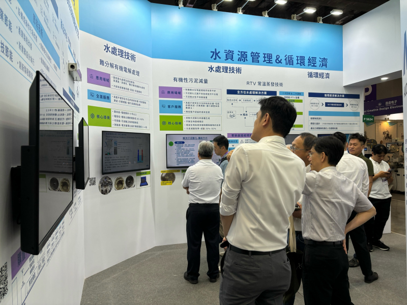 友達以深厚的智慧製造經驗發展永續戰略，積極延伸價值鏈，轉化成可供外界使用的綠色智慧服務，進軍SEMICON Taiwan 2024，提供半導體產業鏈打造AI世代的永續即戰力。