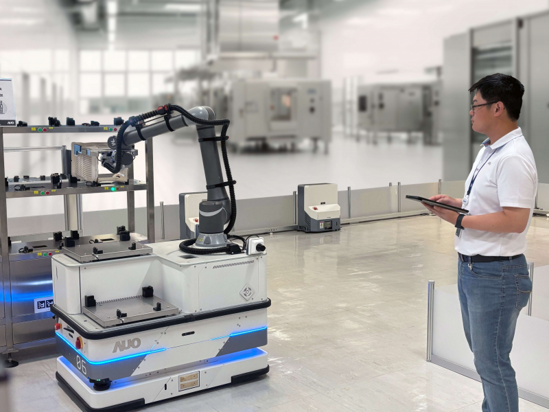 友達數位接軌AI落地應用優化製造流程，自主研發「智動化解決搬運系統」，透過全向式自主移動機器人（AMR），攜手客戶降低生產維護成本並提高產線生產效率。