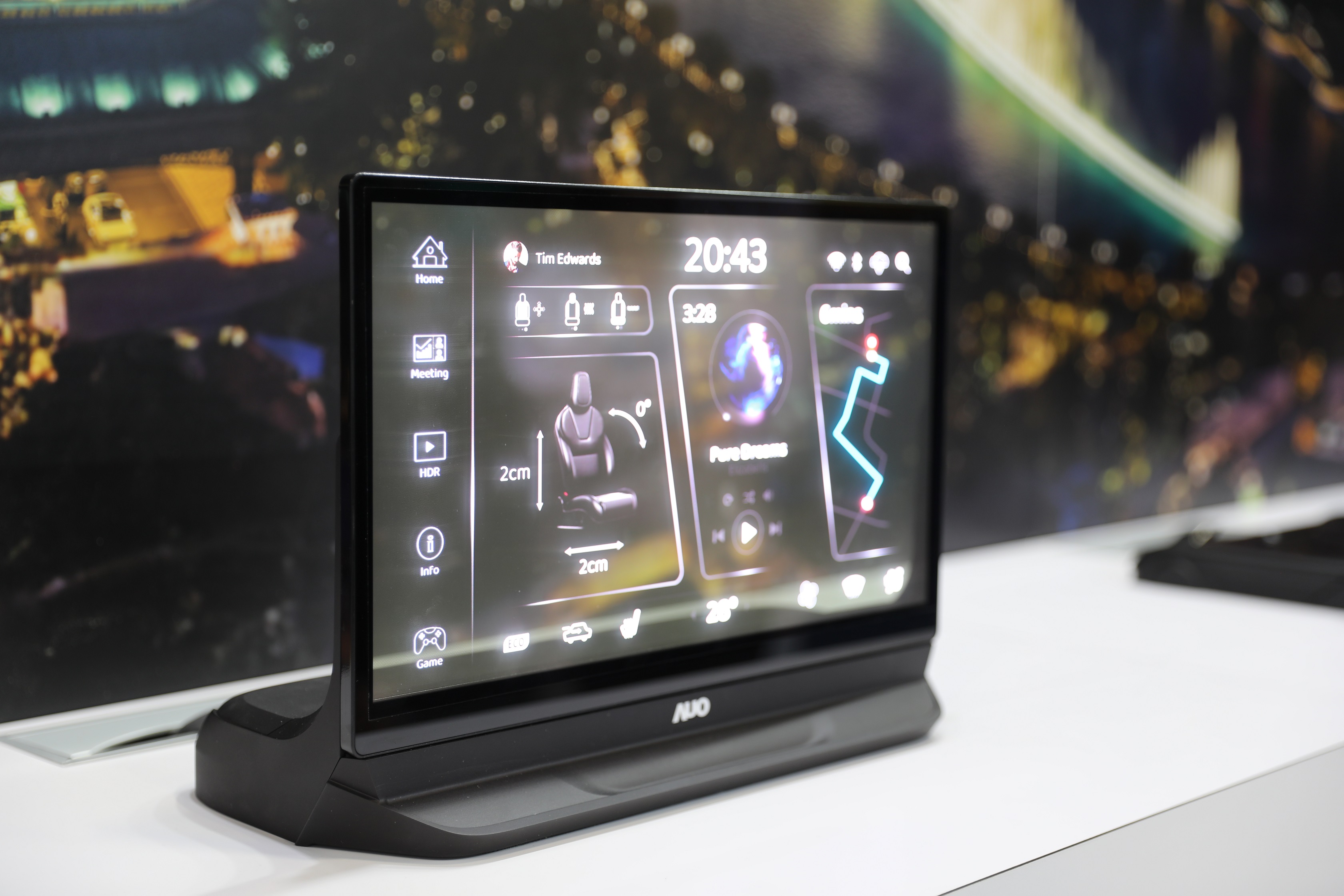 友達將Micro LED透明顯示技術整合黑切換技術的解決方案，釋放強大的技術自主開發能力，跨越室內外應用界限，開創業界第一台17.3吋快速黑切換透明觸控Micro LED顯示器