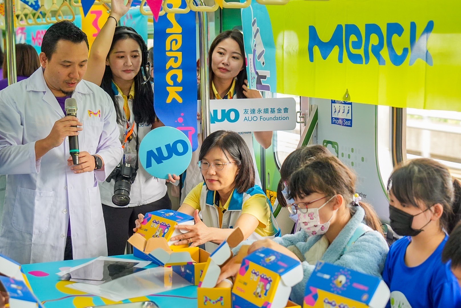 友達以光電、再生能源、水資源三大核心，設計「再生能源和循環經濟」多元永續教育主題，並攜手供應鏈夥伴默克開發創意科學教材及實作體驗，期讓永續素養透過科學探索向下扎根