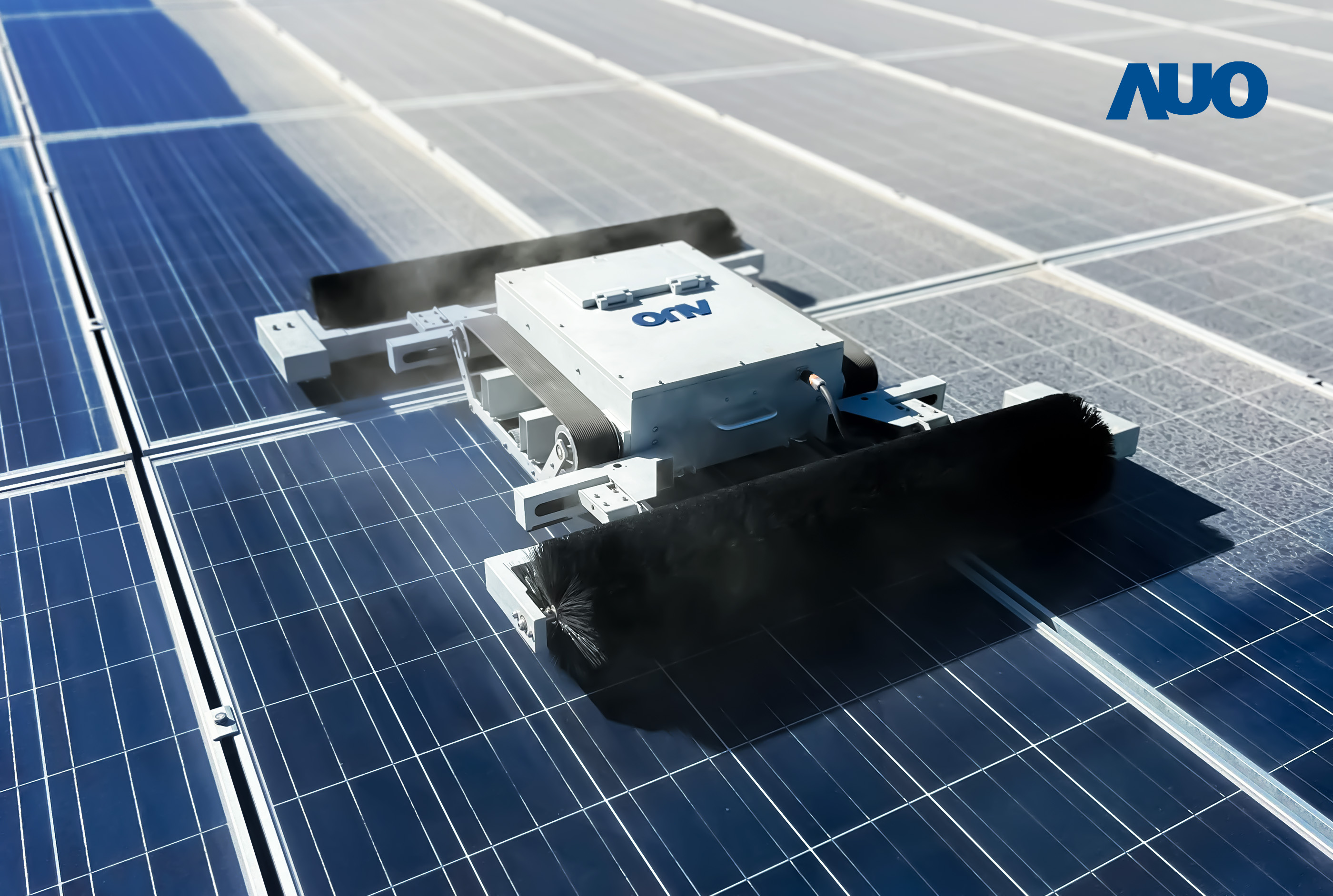 友達「太陽能模組清潔機器人SunCleanBots」，具輕量化、智慧化與高效率優勢，搭載全自動導航清潔模式，已應用於多個太陽能電廠場域，大幅提升太陽能模組使用壽命與效能並降低人力成本，獲台灣精品銀質獎
