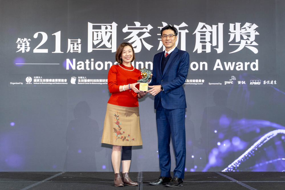 友達旗下子公司友達耘康與達擎分別以「中醫數位化檢測解決方案」及「寬視角3D醫療顯示器」獲得第二十一屆國家新創獎「智慧醫療與健康科技」類別的「企業新創獎」與「國家新創精進獎」兩項殊榮。圖左為衛生福利部政務次長林靜儀、圖右為友達光電智慧醫療事業群總經理廖世宏