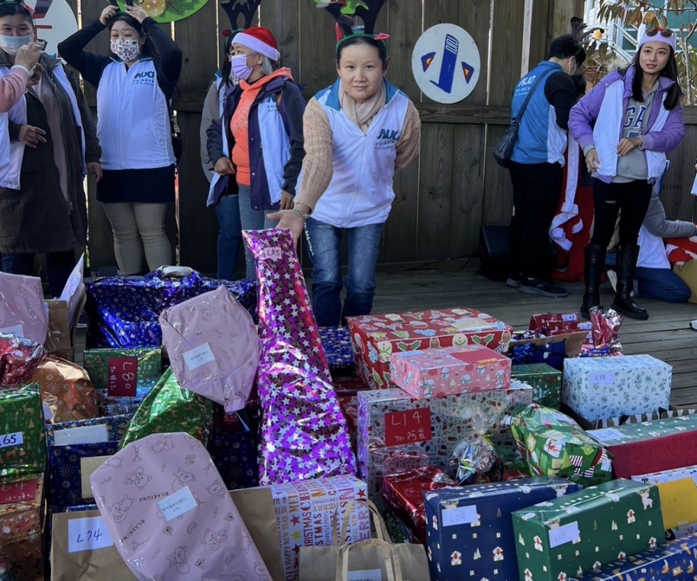 友達永續基金會「圓夢列車」年年迴響熱烈，認捐同仁精心挑選禮物、巧手包裝，整理成隊後，將祝福一一打包送出