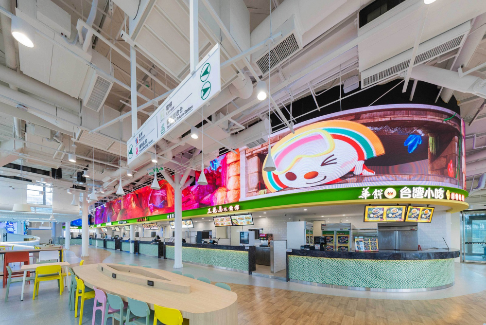 友達穩步推動雙軸轉型策略，旗下子公司達擎攜手傑可達數位與零售業者統一超商合作，為全新改裝開幕的「清水服務區」打造首創的裸視3D體驗牆