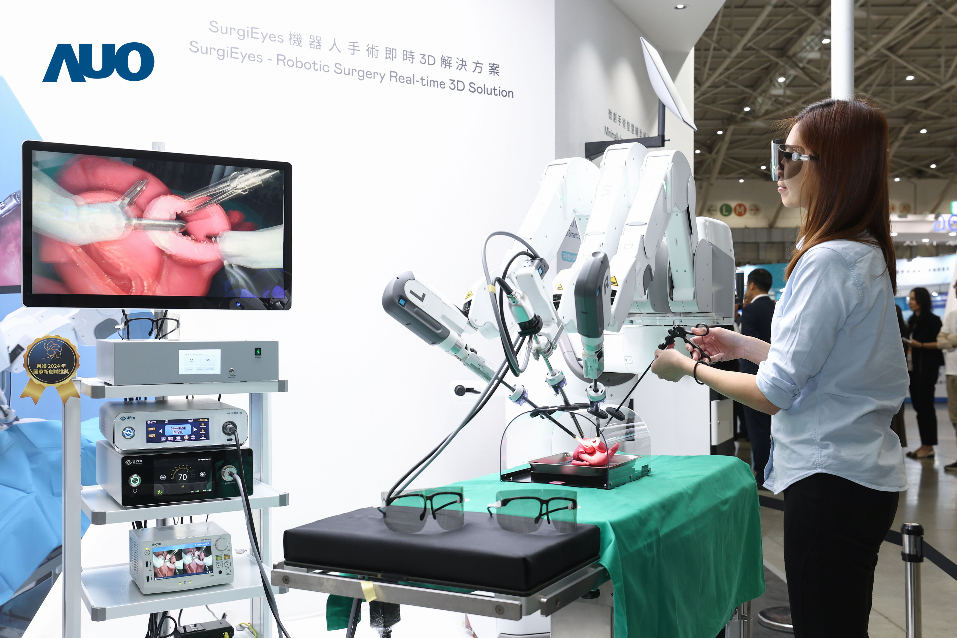 達擎以領先的3D顯示技術推出「SurgiEyes機器人手術即時3D解決方案」，整合先進3D影像處理與獨家3D垂直寬視角、廣色域的顯示技術，手術團隊可即時同步主刀醫師視角看到清晰3D影像，提升溝通效率與安全性。