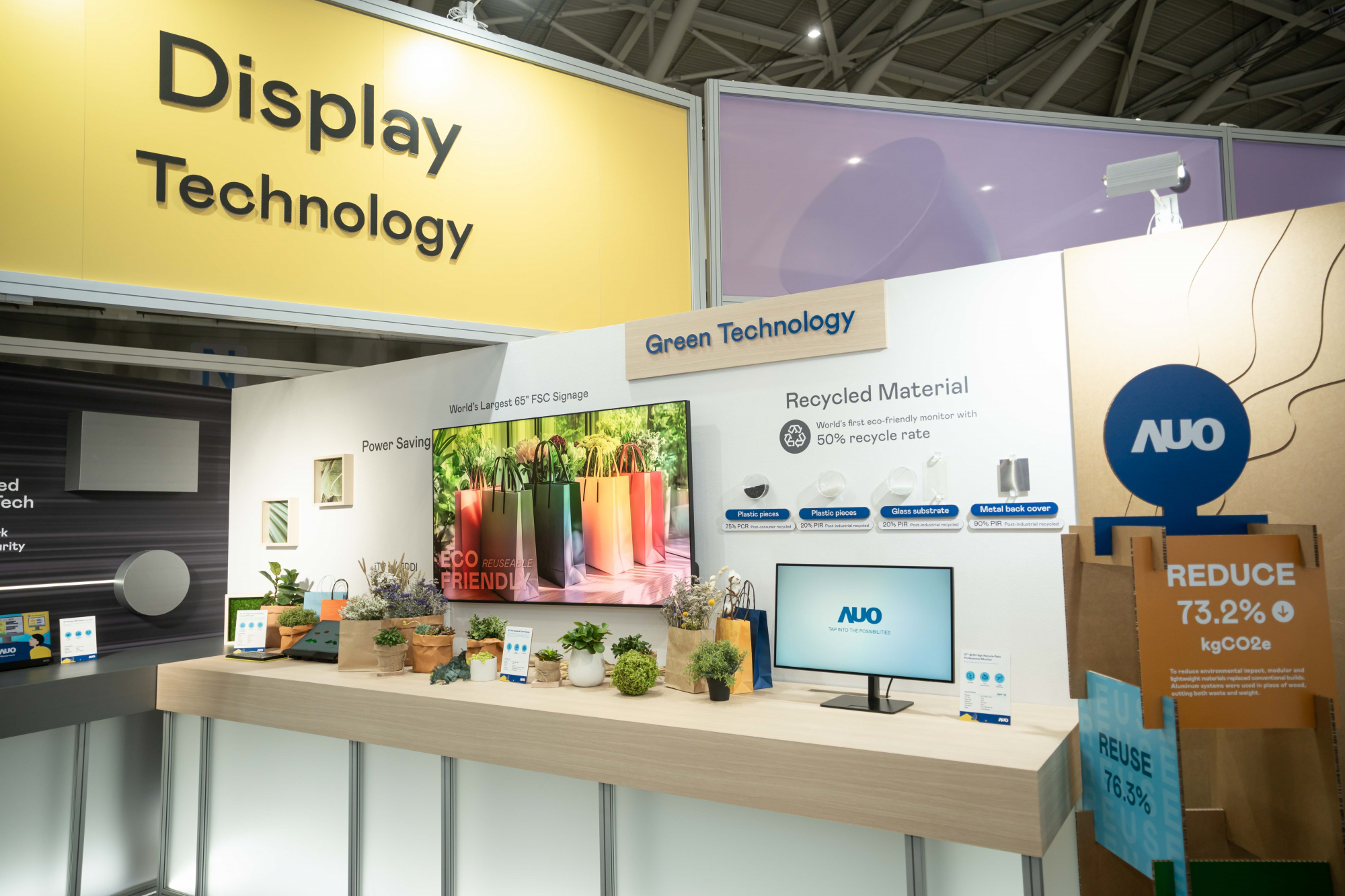 友達Touch Taiwan 2025雙展位再度獲etouch 綠色裝潢設計獎肯定；智慧顯示展位以鋁製模組系統取代傳統木作施作，並在相關裝潢物與設計使用可回收、可重複使用的材料，體現低碳與循環精神。