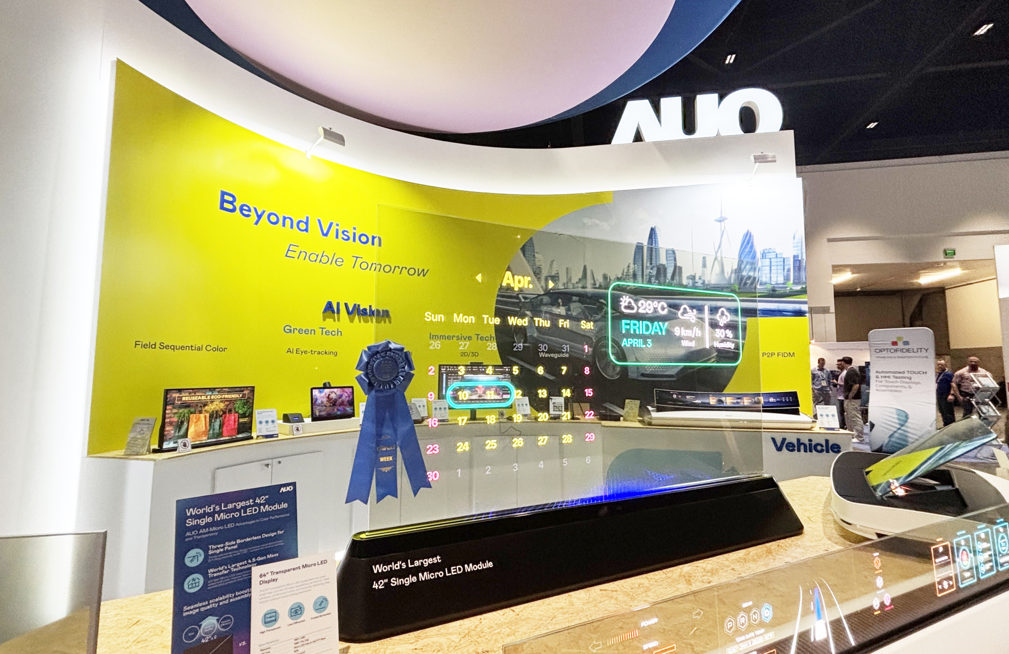 k1体育64吋透明Micro LED显示器获〝最佳Micro LED技术应用奖〞，其绝妙的透明穿透特性，同时具备1,000 nits的高亮度表现，并透过精细的无缝拼接延伸，可依需求灵活应用于多元场域，展现出Micro LED显示技术划时空的无限潜力